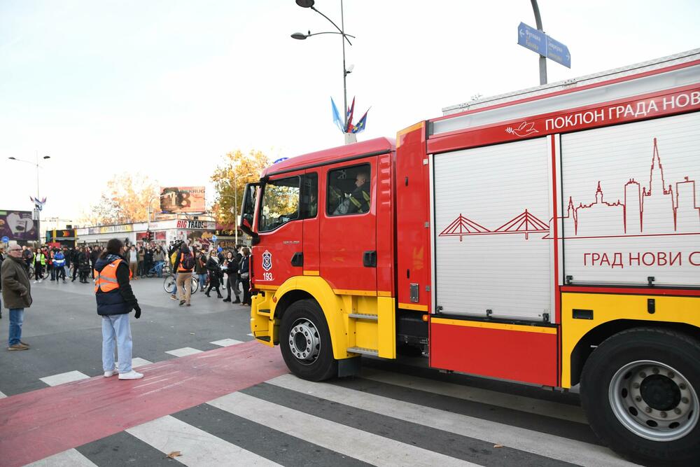 <p>Ispred prostorija Srpske napredne stranke (SNS) okupilo se tridesetak funkcionera i članova te stranke, a prilikom prolaska kolone, oni su snimali i vrijeđali demonstrante, na šta su im građani odgovorili povcima "Ubice, ubice!"</p>