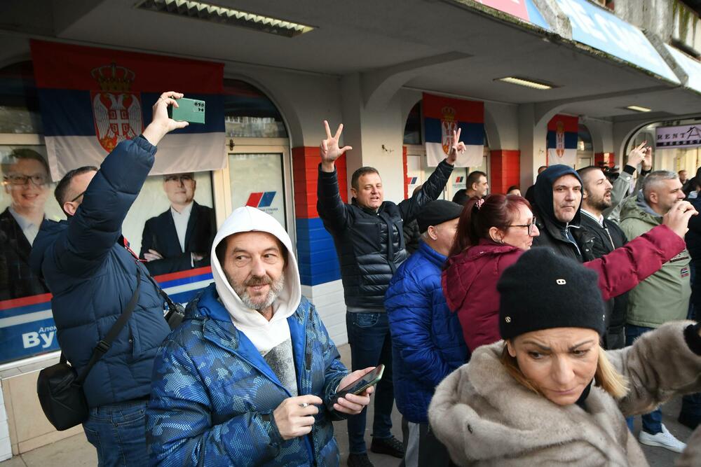 <p>Ispred prostorija Srpske napredne stranke (SNS) okupilo se tridesetak funkcionera i članova te stranke, a prilikom prolaska kolone, oni su snimali i vrijeđali demonstrante, na šta su im građani odgovorili povcima "Ubice, ubice!"</p>