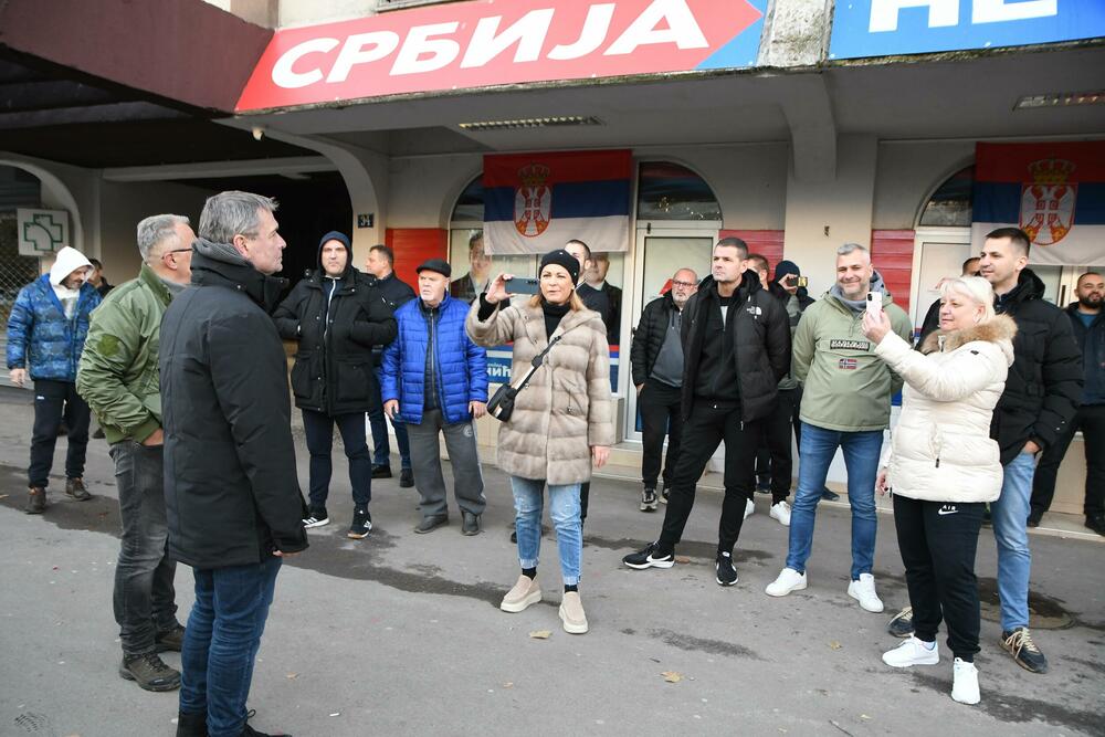 <p>Ispred prostorija Srpske napredne stranke (SNS) okupilo se tridesetak funkcionera i članova te stranke, a prilikom prolaska kolone, oni su snimali i vrijeđali demonstrante, na šta su im građani odgovorili povcima "Ubice, ubice!"</p>