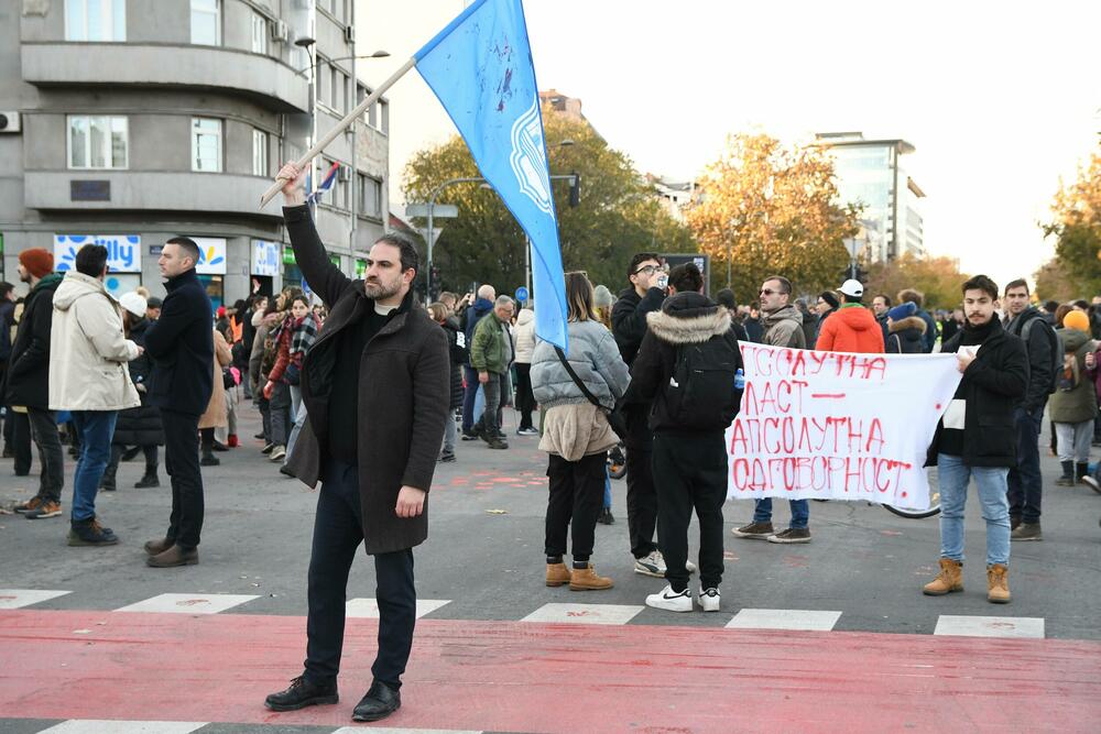 <p>Ispred prostorija Srpske napredne stranke (SNS) okupilo se tridesetak funkcionera i članova te stranke, a prilikom prolaska kolone, oni su snimali i vrijeđali demonstrante, na šta su im građani odgovorili povcima "Ubice, ubice!"</p>