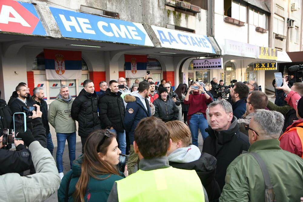 <p>Ispred prostorija Srpske napredne stranke (SNS) okupilo se tridesetak funkcionera i članova te stranke, a prilikom prolaska kolone, oni su snimali i vrijeđali demonstrante, na šta su im građani odgovorili povcima "Ubice, ubice!"</p>