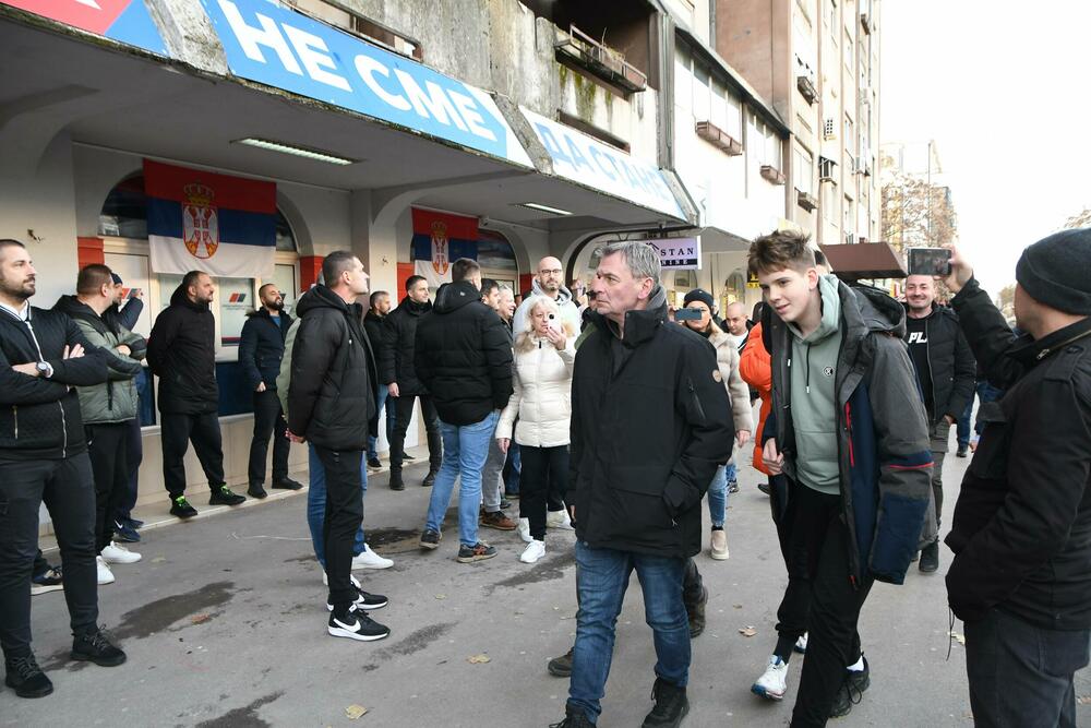 <p>Ispred prostorija Srpske napredne stranke (SNS) okupilo se tridesetak funkcionera i članova te stranke, a prilikom prolaska kolone, oni su snimali i vrijeđali demonstrante, na šta su im građani odgovorili povcima "Ubice, ubice!"</p>