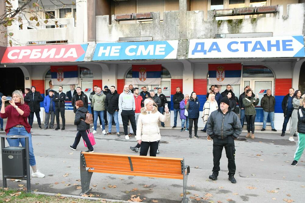 <p>Ispred prostorija Srpske napredne stranke (SNS) okupilo se tridesetak funkcionera i članova te stranke, a prilikom prolaska kolone, oni su snimali i vrijeđali demonstrante, na šta su im građani odgovorili povcima "Ubice, ubice!"</p>