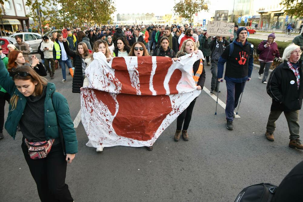 <p>Ispred prostorija Srpske napredne stranke (SNS) okupilo se tridesetak funkcionera i članova te stranke, a prilikom prolaska kolone, oni su snimali i vrijeđali demonstrante, na šta su im građani odgovorili povcima "Ubice, ubice!"</p>