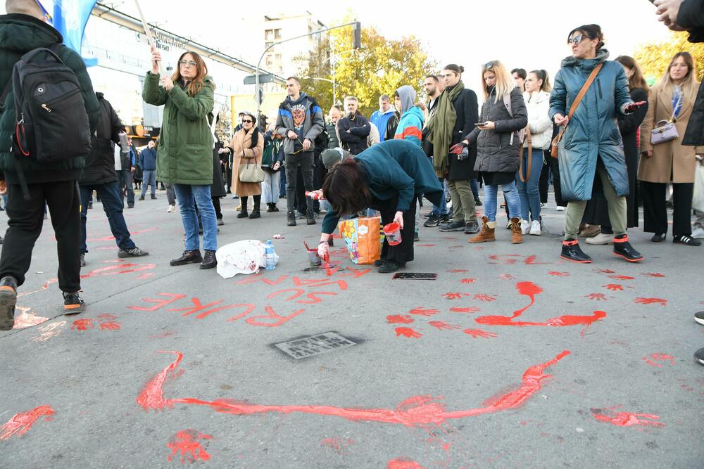 <p>Ispred prostorija Srpske napredne stranke (SNS) okupilo se tridesetak funkcionera i članova te stranke, a prilikom prolaska kolone, oni su snimali i vrijeđali demonstrante, na šta su im građani odgovorili povcima "Ubice, ubice!"</p>