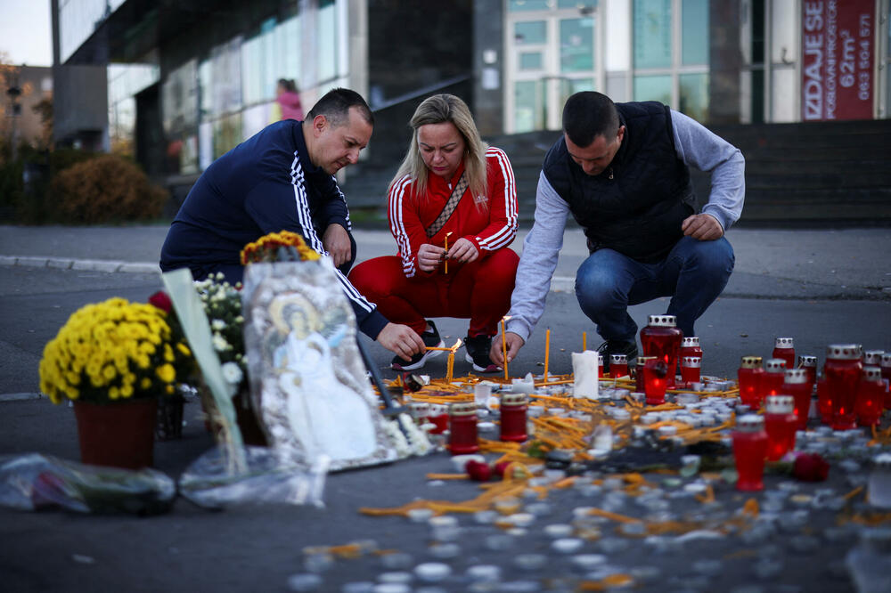 Građani pale svijeće u Novom Sadu odavajući počast stradalima, Foto: Reuters