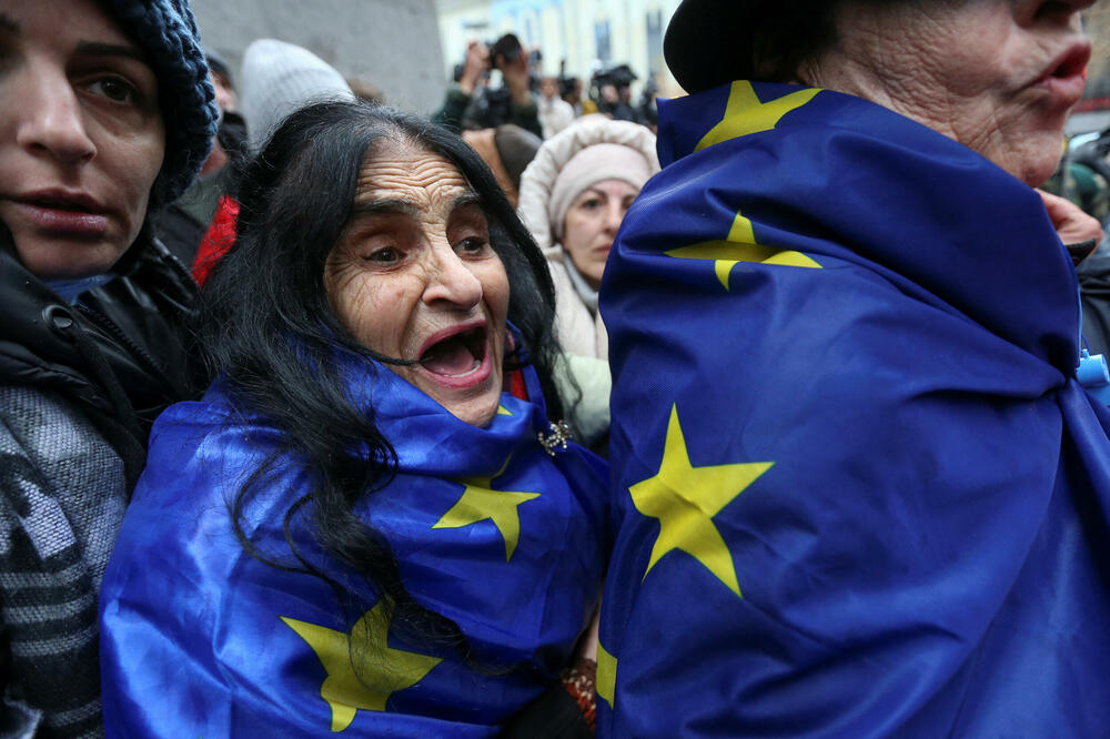 Demonstranti ispred parlamenta, Foto: Reuters