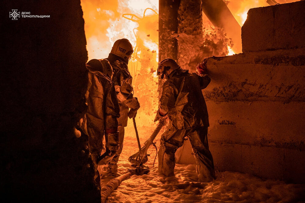 Spasioci na mjestu udara ruskog drona, usred ruskog napada na Ukrajinu, u Ternopolju, Foto: Reuters