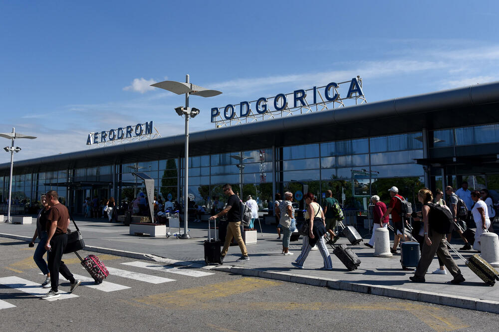 Vozila im u prosjeku stara 13,7 godina: Aerodrom Podgorica, Foto: Luka Zekovic