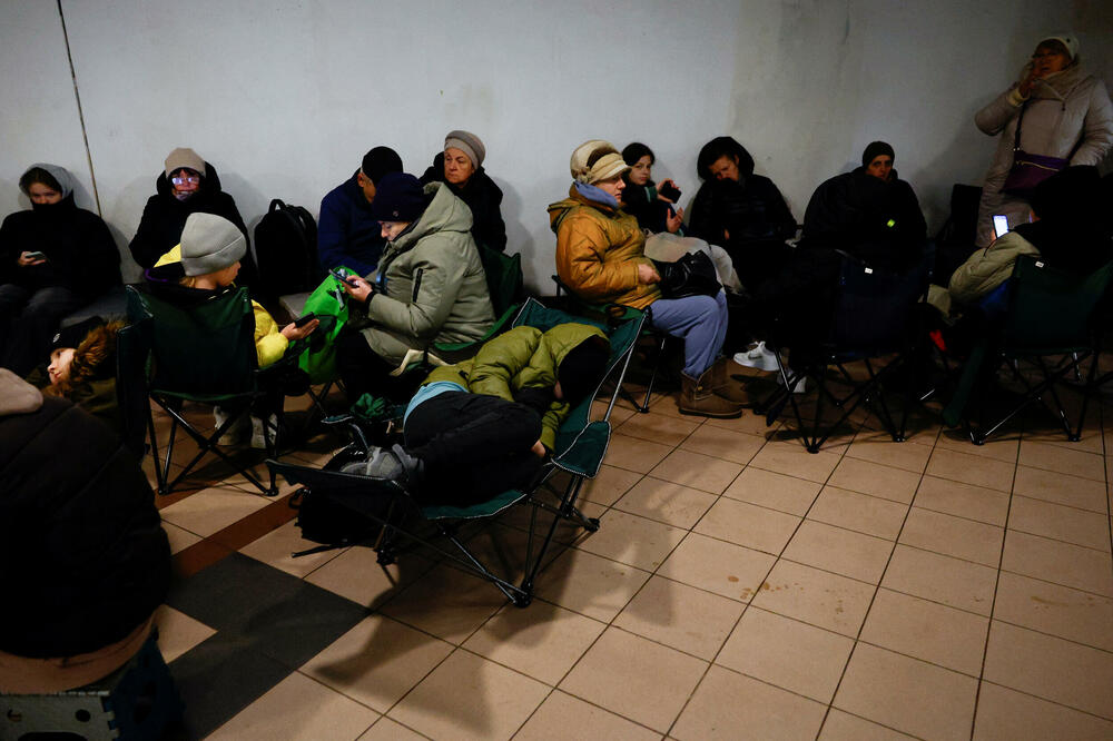 Ljudi su potražili sklonište u stanici metroa u Kijevu, Foto: Reuters