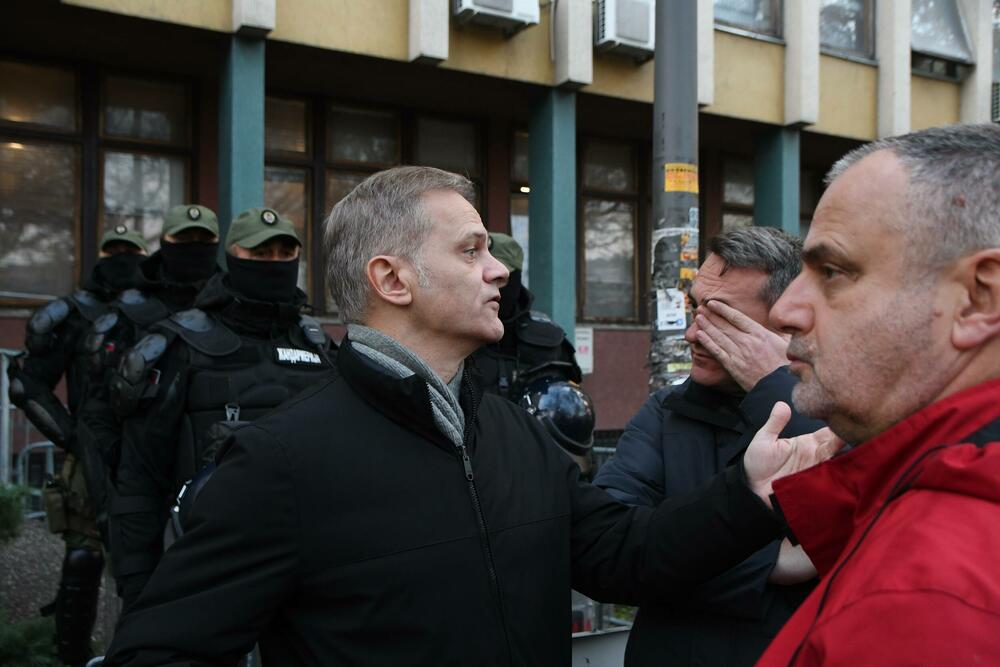 <p>U tom guranju je jednom policajcu ispao pendrek, a dvojici voki tokiji</p>