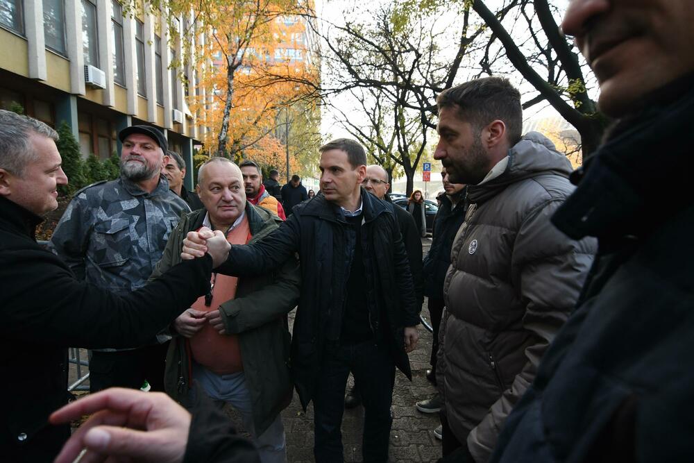 <p>U tom guranju je jednom policajcu ispao pendrek, a dvojici voki tokiji</p>