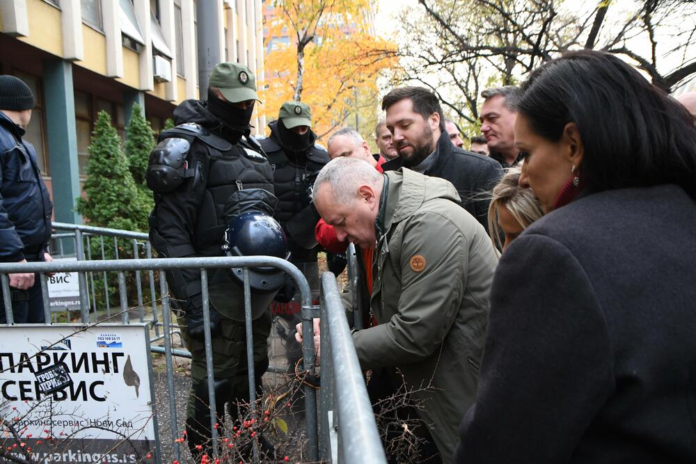 <p>U tom guranju je jednom policajcu ispao pendrek, a dvojici voki tokiji</p>