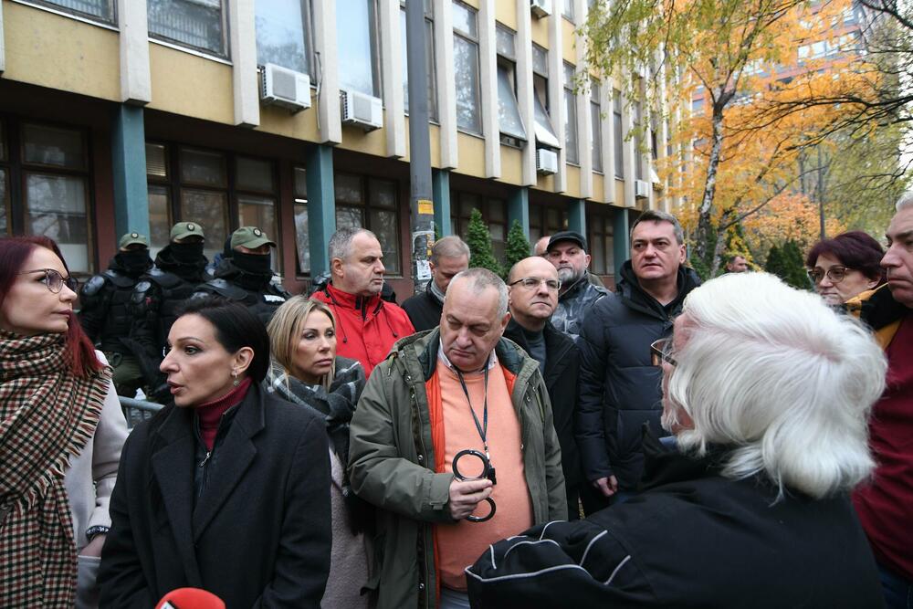 <p>U tom guranju je jednom policajcu ispao pendrek, a dvojici voki tokiji</p>