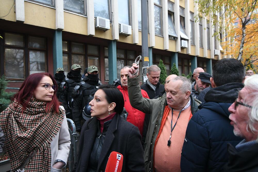 <p>U tom guranju je jednom policajcu ispao pendrek, a dvojici voki tokiji</p>