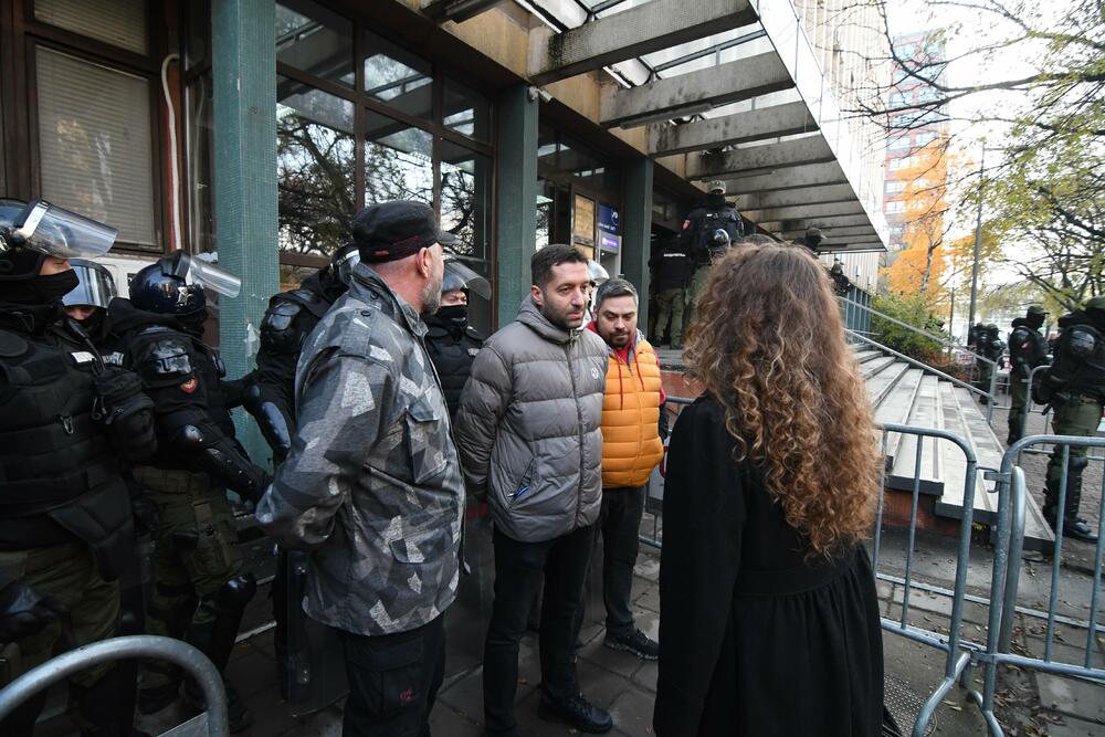 <p>U tom guranju je jednom policajcu ispao pendrek, a dvojici voki tokiji</p>