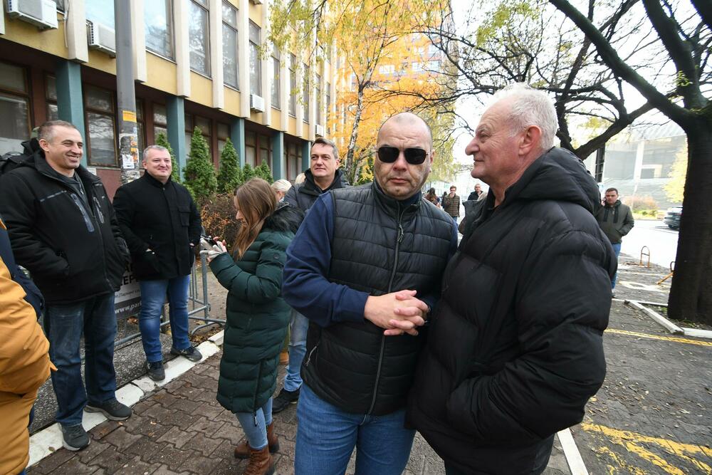 <p>U tom guranju je jednom policajcu ispao pendrek, a dvojici voki tokiji</p>