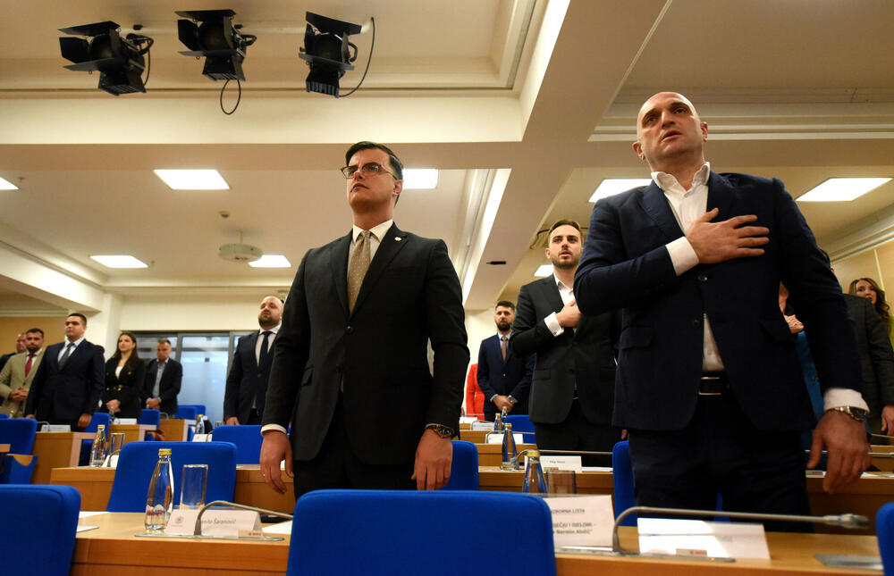 <p>Predsjedavao je Mitar Vuković, odbornik Demokratske Crne Gore kao najstariji odbornik</p>