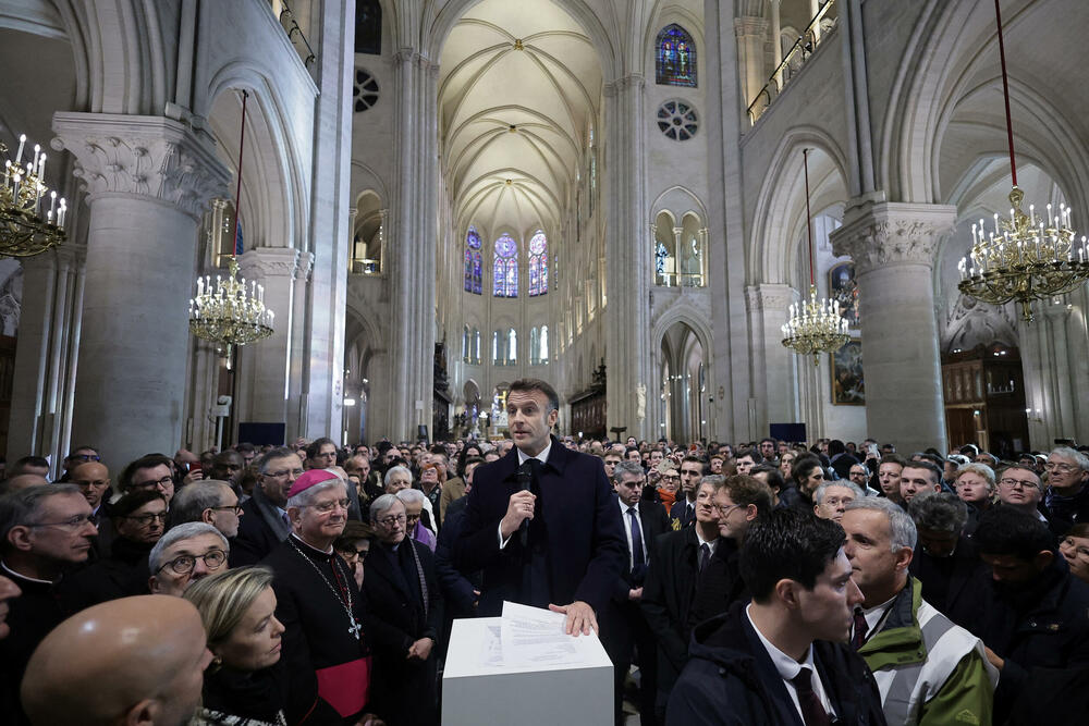 <p>Predsjednik Francuske Emanuel Makron je posebno pozdravio čišćenje unutrašnjosti od prljavštine koja se decenijama skupljala na zidovima: "Mnogo je gostoprimljivija sa ovim svijetlim kamenom".</p>