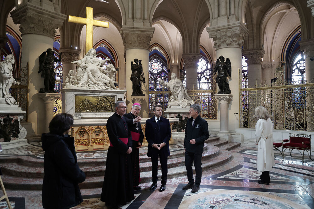 <p>Predsjednik Francuske Emanuel Makron je posebno pozdravio čišćenje unutrašnjosti od prljavštine koja se decenijama skupljala na zidovima: "Mnogo je gostoprimljivija sa ovim svijetlim kamenom".</p>