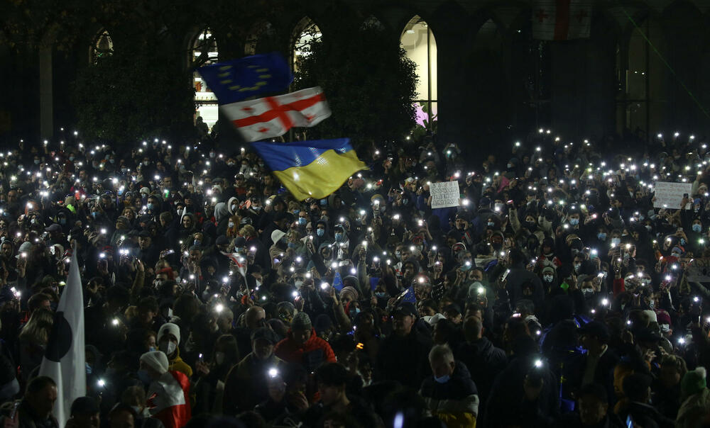 <p>Gruzija je u političkim previranjima od parlamentarnih izbora 26. oktobra na kojima je Gruzijski san osigurao 54 odsto glasova, a članovi opozicije i zapadne vlade tvrde da je glasanje narušeno kršenjem zakona i ruskim uticajem</p>