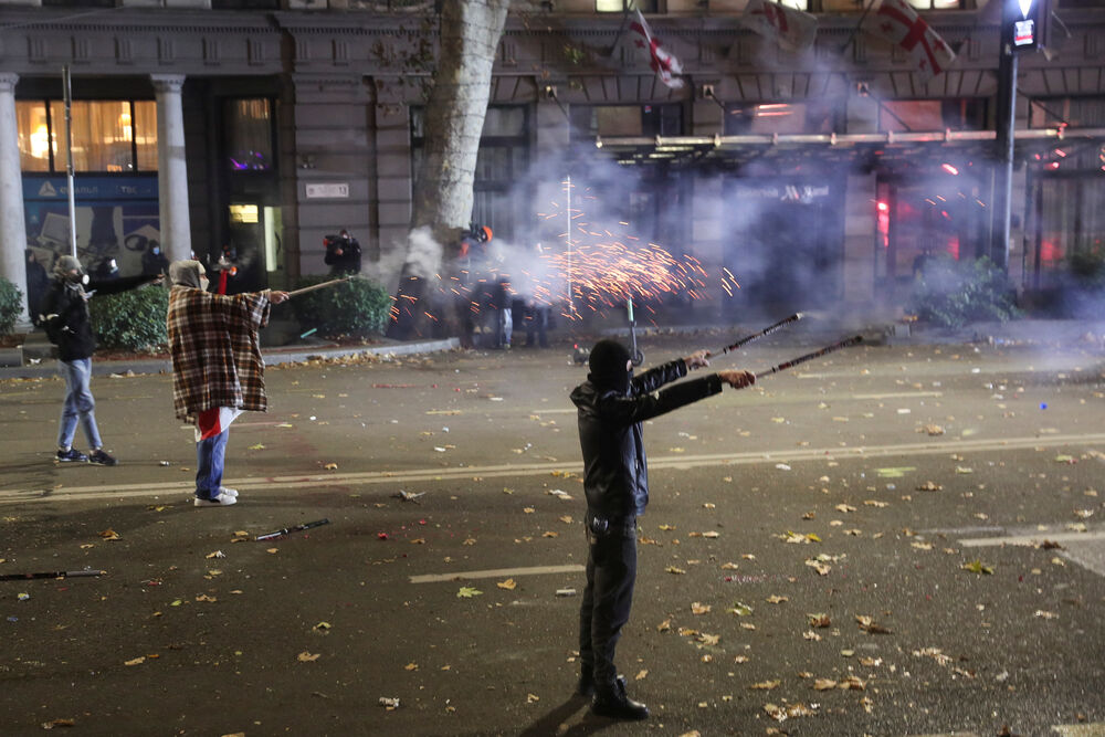 <p>Gruzija je u političkim previranjima od parlamentarnih izbora 26. oktobra na kojima je Gruzijski san osigurao 54 odsto glasova, a članovi opozicije i zapadne vlade tvrde da je glasanje narušeno kršenjem zakona i ruskim uticajem</p>