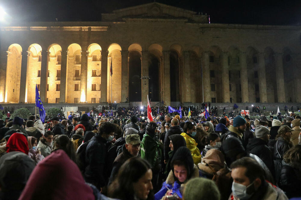 <p>Gruzija je u političkim previranjima od parlamentarnih izbora 26. oktobra na kojima je Gruzijski san osigurao 54 odsto glasova, a članovi opozicije i zapadne vlade tvrde da je glasanje narušeno kršenjem zakona i ruskim uticajem</p>