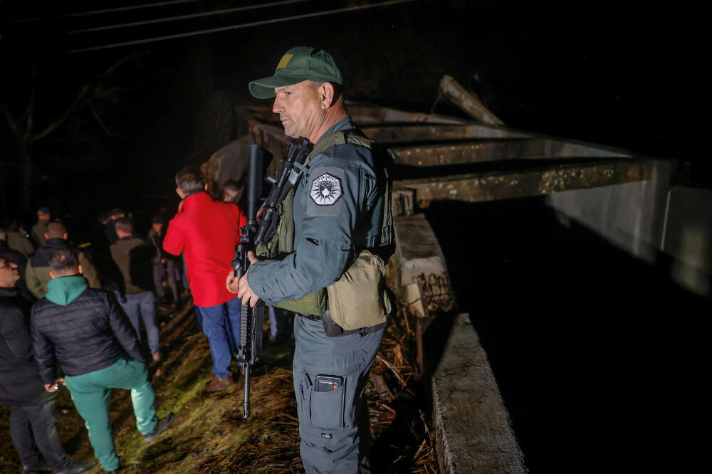 Pripadnik kosovske policije blizu oštećenog kanala u selu Varage, opština Zubin Potok, 29. novembar 2024., Foto: REUTERS