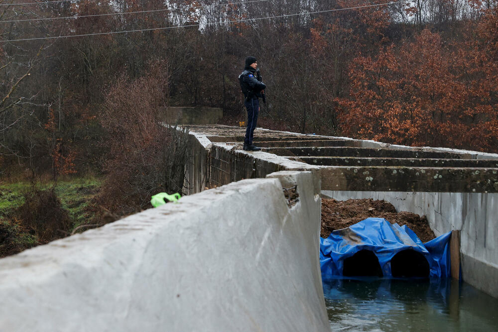 Kosovski policajac čuva oštećeni kanal u blizini Zubinog potoka, Foto: REUTERS