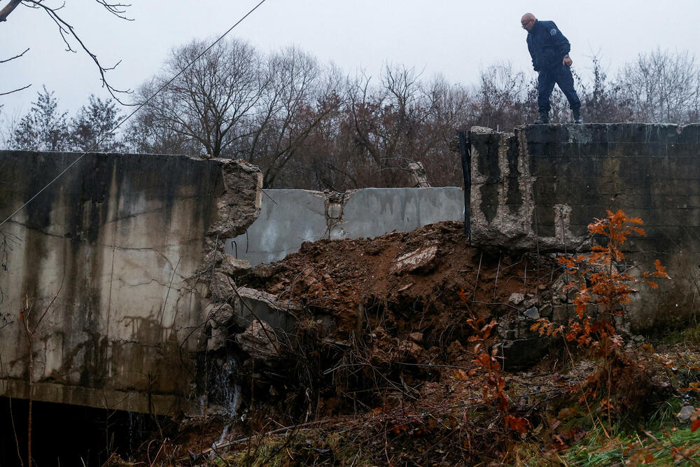 <p>"Vidio sam to na licu mjesta, nema načina da to uradi jedan ili dva pojedinca, nema načina da to urade obični građani, to je uradila organizacija koja je profesionalna u takvim terorističkim napadima i samo Srbija je sposobna i ima interes i kapacitet za tako nešto"</p>