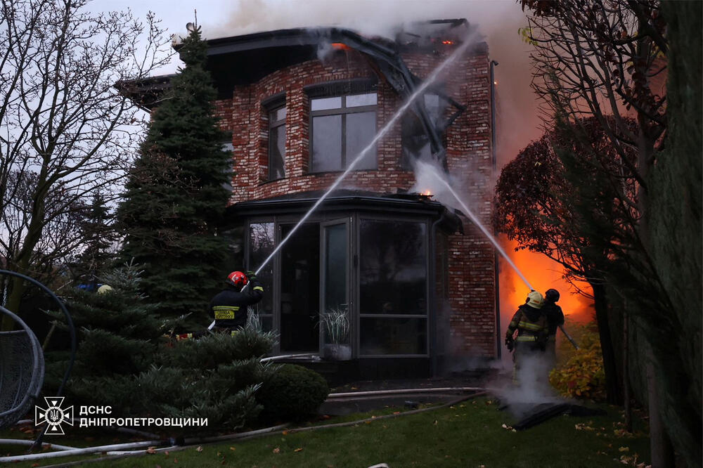 Intervencija vatrogasaca nakon ruskog raketnog udara 21. novembra u Dnjepru, Foto: Reuters