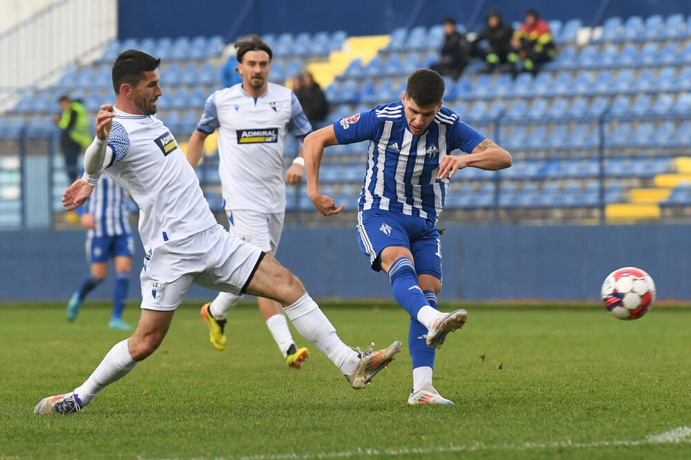 Milan Vukotić šutira na gol Dečića, Foto: FSCG