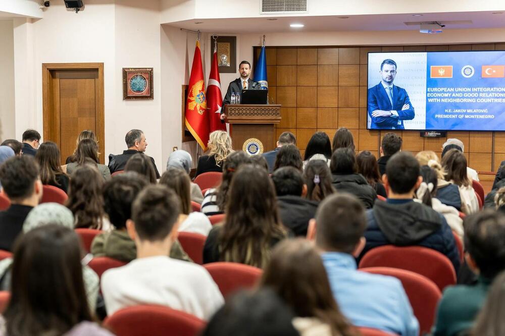 <p>"Prijateljstvo između naše dvije zemlje ima svoje istorijske i kulturne korijene, na koje možemo biti jednako ponosni. Diplomatski odnosi, uspostavljeni prije 145 godina, ostaju važan temelj u razvoju bilateralnih odnosa između Crne Gore i Turske, koji su rezultirali, i nastavljaju da rezultiraju, saradnjom u mnogim oblastima društvenog života", rekao je Milatović</p>