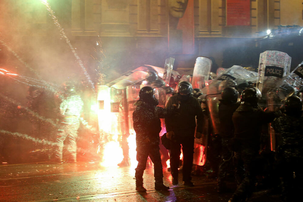 <p>Nekoliko hiljada ljudi okupilo se i danas u Tbilisiju i drugim gradovima Gruzije na demonstracijama protiv vlasti, koju smatraju proruskom i antievropskom<br /> </p>