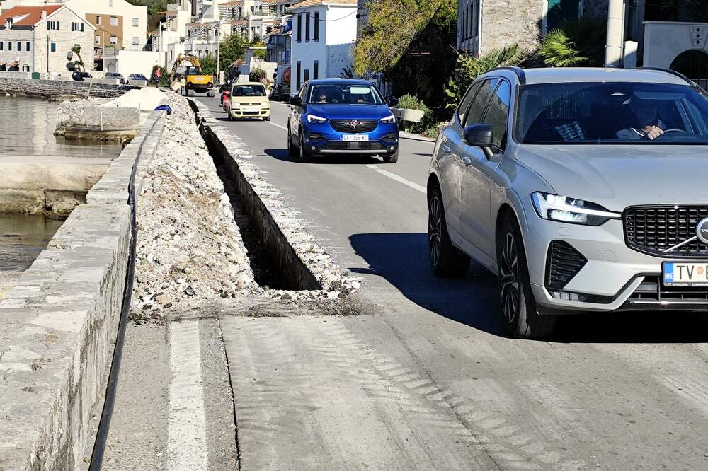 Državna infrastruktura slabo razvijena:Jedan od prekopanih puteva, Foto: Siniša Luković