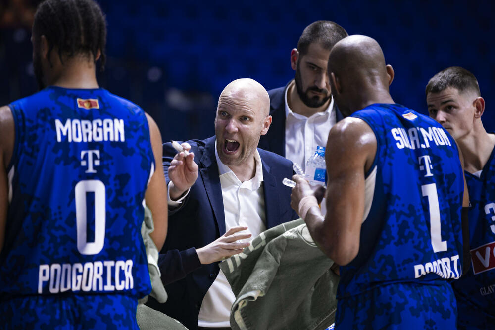 Žakelj sa svojim igračima tokom meča sa Bešiktašem, Foto: KK Budućnost Voli/Filip Roganović