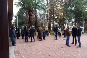 Stanovnici Bjeliša protestovali ispred Opštine Bar zbog puta koji...