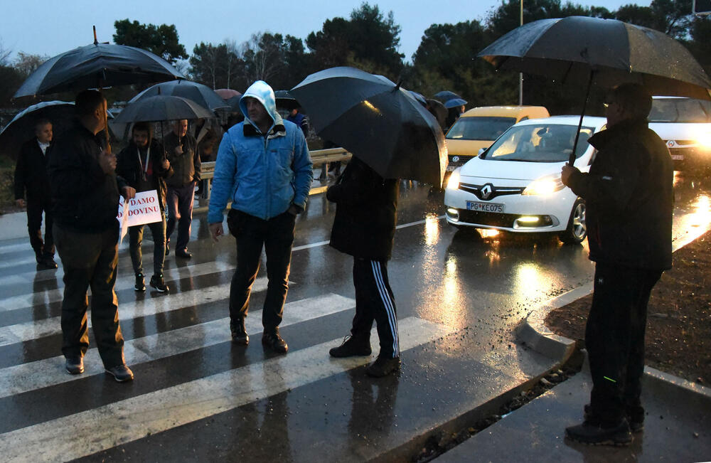 <p>"Predali smo dopise svim institucijama i premijeru, predsjedniku, Vladi, MUP-u, kako bi se provjerio osnov sticanja ove imovine. Želimo da vidimo kupoprodajni ugovor i eventualna obeštećenja, ako se utvrdi da se parcela nije smjela prodati", kazao je Slavko Stojanović</p>