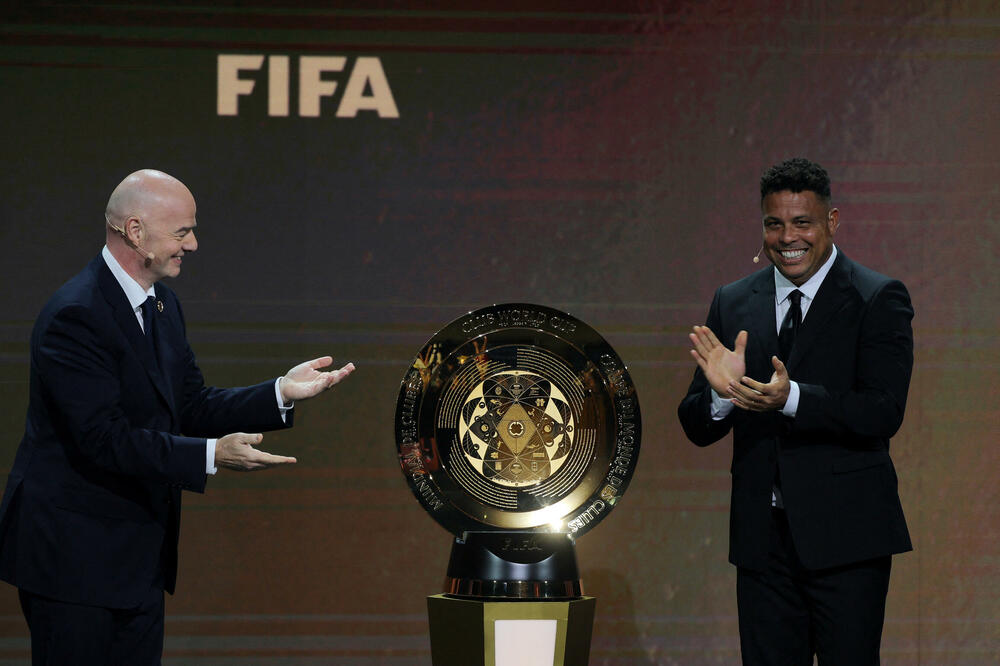 Pehar koji će dobiti osvajač SP predstavili su Đani Infantino i veliki Ronaldo, Foto: Reuters