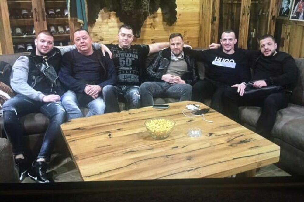 Marko Miljković, Nebojša Bugarin, Veljko Belivuk, Radoje Zvicer, Petar Lazović i Ljubo Milović u restoranu na Grahovu, Foto: Skaj/Vijesti