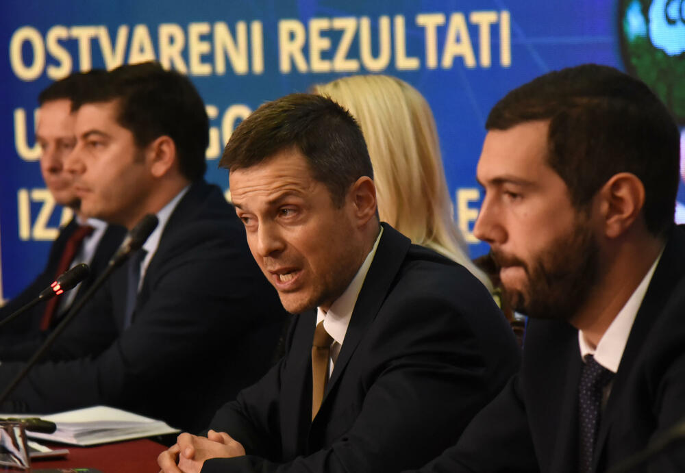 <p>Ministarstvo energetike poslalo nacrt nacionalnog klimatskog plana na mišljenje Energetskoj zajednici</p>  <p>Ministar Saša Mujović istakao da za ostvarenje ciljeva iz plana treba 1,1 milijarda eura i to je veliki novac za državu zbog čega se traži razumijevanje za to da je rok koji je postavljen do 2030. godine je nerealno da bude ostvaren</p>  <p>Mujović pojasnio da je tražen rok za TE do 2041. godine kako bi se ostavilo državi vrijeme da izgradi druge energetske projekte</p>