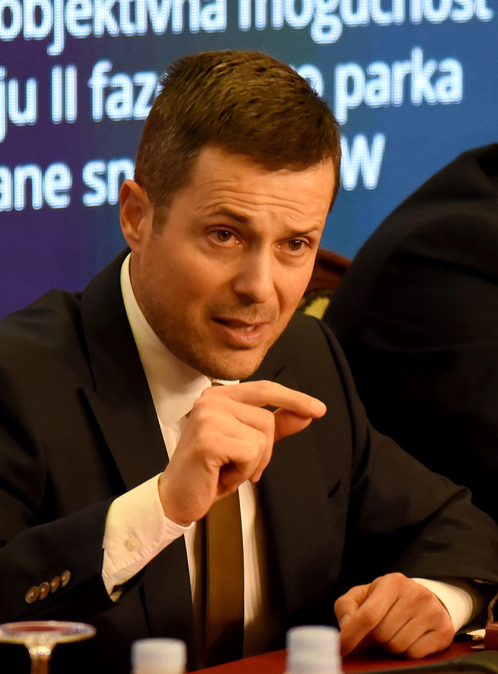 <p>Ministarstvo energetike poslalo nacrt nacionalnog klimatskog plana na mišljenje Energetskoj zajednici</p>  <p>Ministar Saša Mujović istakao da za ostvarenje ciljeva iz plana treba 1,1 milijarda eura i to je veliki novac za državu zbog čega se traži razumijevanje za to da je rok koji je postavljen do 2030. godine je nerealno da bude ostvaren</p>  <p>Mujović pojasnio da je tražen rok za TE do 2041. godine kako bi se ostavilo državi vrijeme da izgradi druge energetske projekte</p>