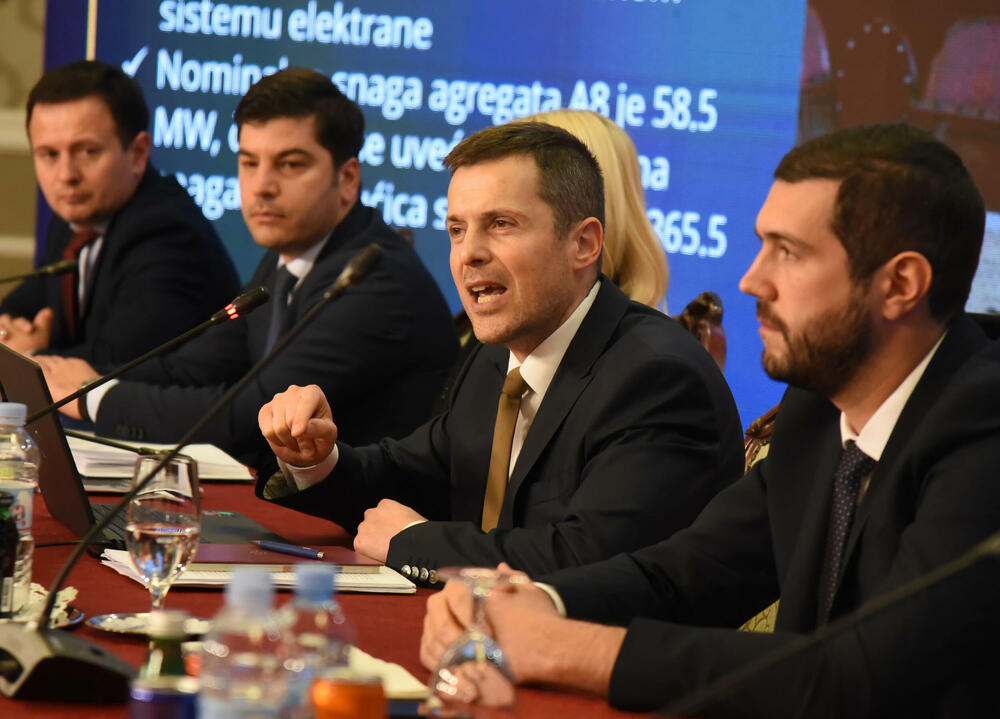 <p>Ministarstvo energetike poslalo nacrt nacionalnog klimatskog plana na mišljenje Energetskoj zajednici</p>  <p>Ministar Saša Mujović istakao da za ostvarenje ciljeva iz plana treba 1,1 milijarda eura i to je veliki novac za državu zbog čega se traži razumijevanje za to da je rok koji je postavljen do 2030. godine je nerealno da bude ostvaren</p>  <p>Mujović pojasnio da je tražen rok za TE do 2041. godine kako bi se ostavilo državi vrijeme da izgradi druge energetske projekte</p>