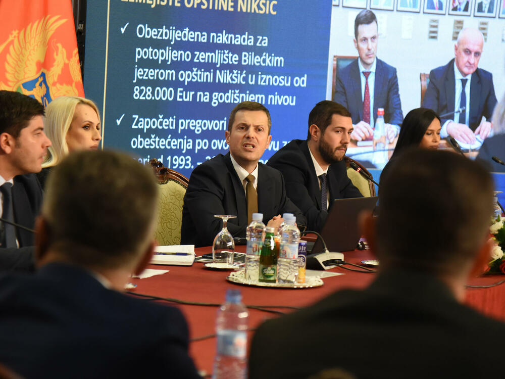 <p>Ministarstvo energetike poslalo nacrt nacionalnog klimatskog plana na mišljenje Energetskoj zajednici</p>  <p>Ministar Saša Mujović istakao da za ostvarenje ciljeva iz plana treba 1,1 milijarda eura i to je veliki novac za državu zbog čega se traži razumijevanje za to da je rok koji je postavljen do 2030. godine je nerealno da bude ostvaren</p>  <p>Mujović pojasnio da je tražen rok za TE do 2041. godine kako bi se ostavilo državi vrijeme da izgradi druge energetske projekte</p>