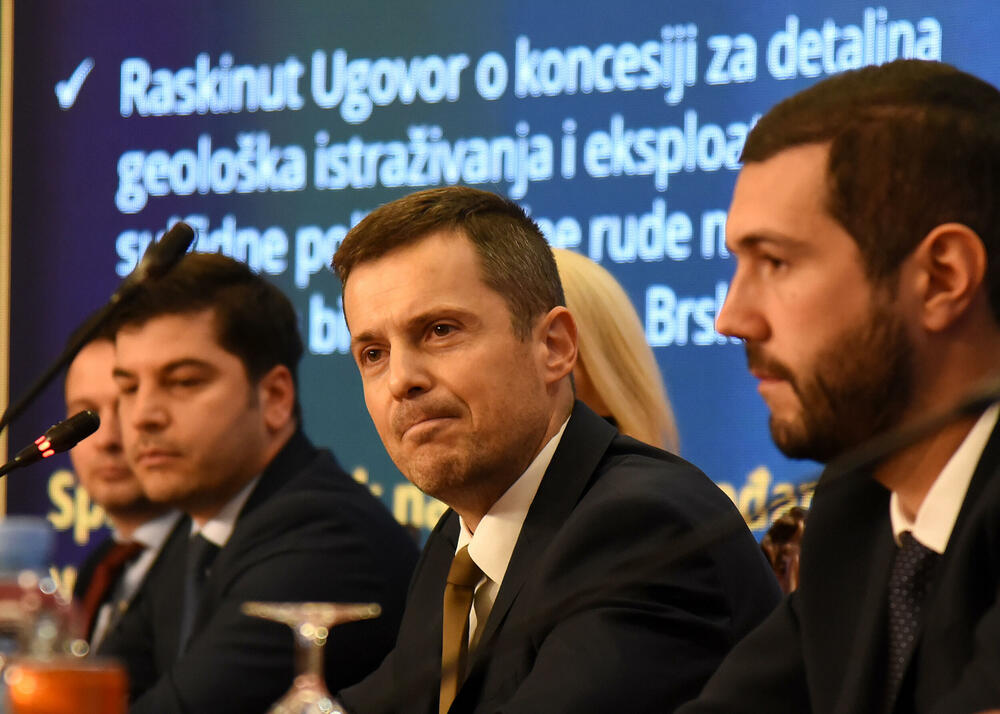 <p>Ministarstvo energetike poslalo nacrt nacionalnog klimatskog plana na mišljenje Energetskoj zajednici</p>  <p>Ministar Saša Mujović istakao da za ostvarenje ciljeva iz plana treba 1,1 milijarda eura i to je veliki novac za državu zbog čega se traži razumijevanje za to da je rok koji je postavljen do 2030. godine je nerealno da bude ostvaren</p>  <p>Mujović pojasnio da je tražen rok za TE do 2041. godine kako bi se ostavilo državi vrijeme da izgradi druge energetske projekte</p>