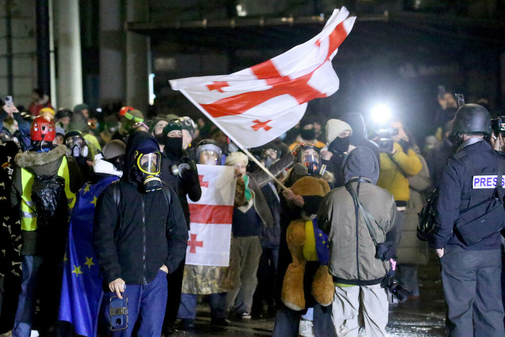 <p>Demonstranti zahtijevaju nove izbore i povratak ka evropskim integracijama</p>