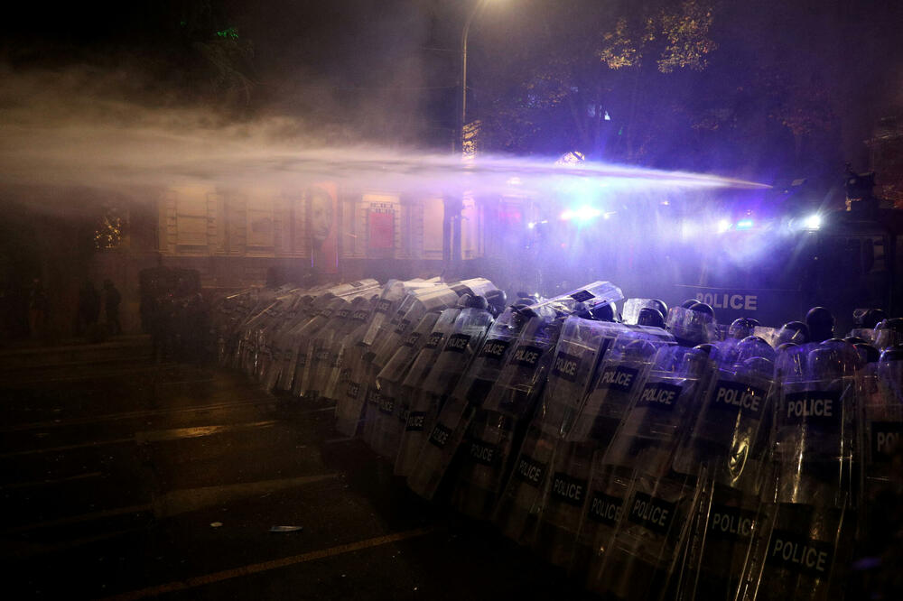 <p>Demonstranti zahtijevaju nove izbore i povratak ka evropskim integracijama</p>