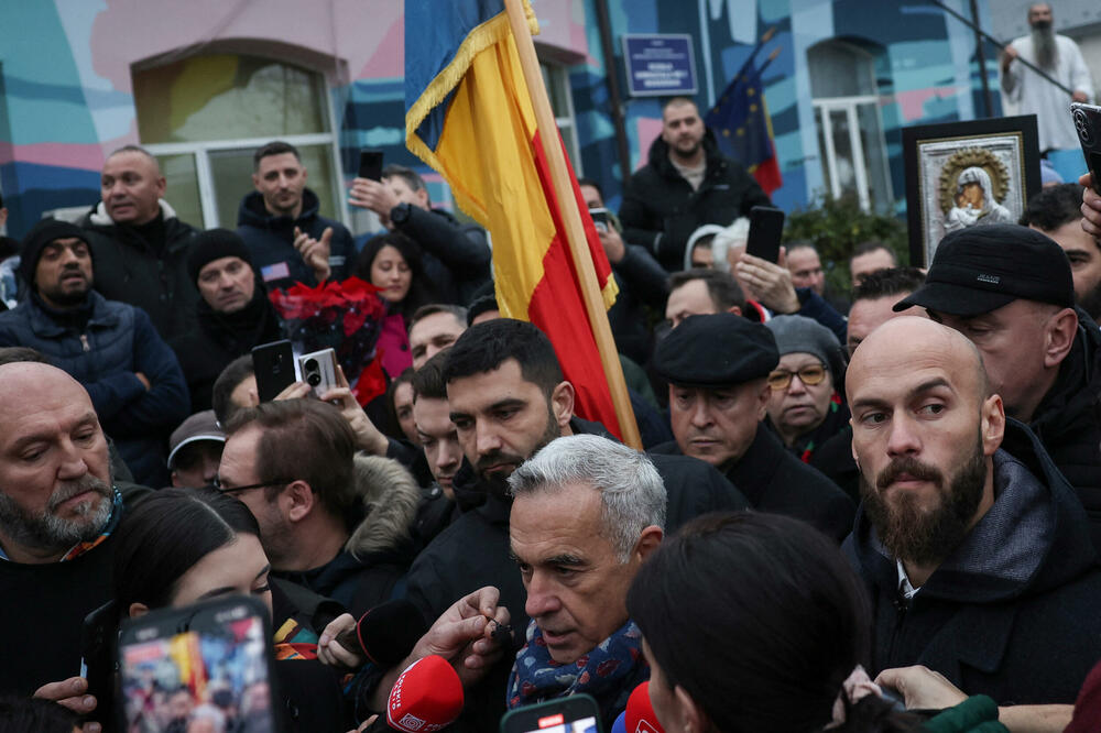 Georgesku sa pristalicama ispred glasačkog mjesta, Foto: Reuters