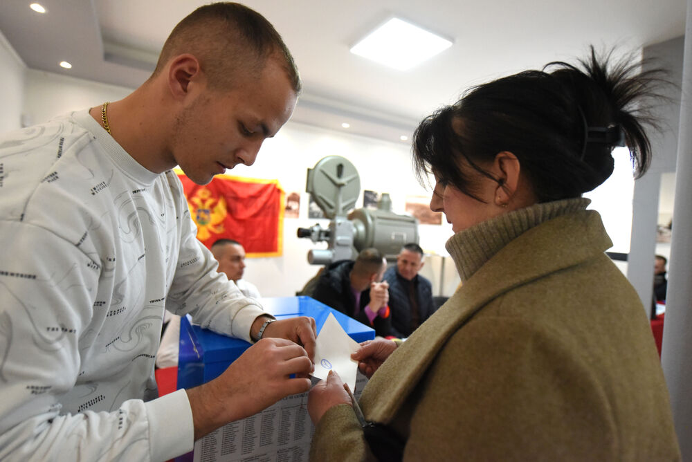 <p>Vladajuće partije s državnog nivoa imaće 27 od 34 odbornika u lokalnom parlamentu</p>  <p>Koalicija PES-SNP dobila trećinu glasova i 13 mandata, partije oko bivšeg DF-a imaju mandat manje nego na prošlim lokalnim izborima</p>  <p>DPS će imati dva odbornika manje nego do sada, Evropski savez nije prešao cenzus</p>