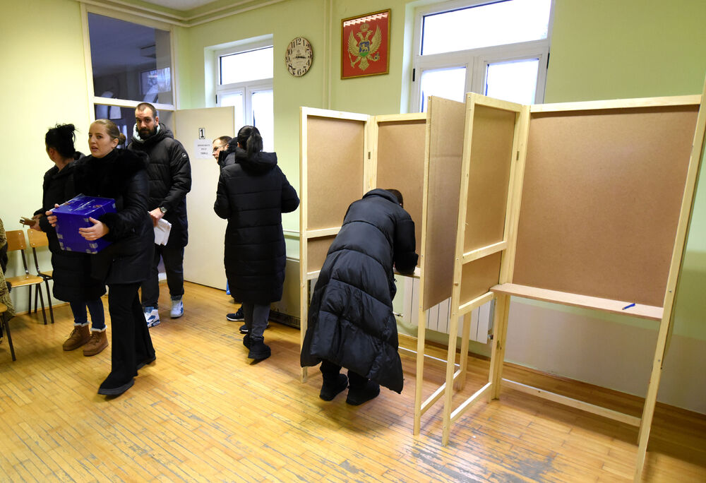 <p>Vladajuće partije s državnog nivoa imaće 27 od 34 odbornika u lokalnom parlamentu</p>  <p>Koalicija PES-SNP dobila trećinu glasova i 13 mandata, partije oko bivšeg DF-a imaju mandat manje nego na prošlim lokalnim izborima</p>  <p>DPS će imati dva odbornika manje nego do sada, Evropski savez nije prešao cenzus</p>